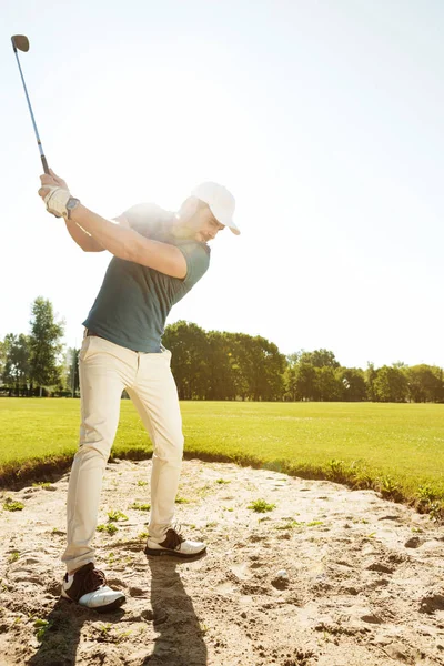 Golfista chystá zasáhnout míč z písku bunkr — Stock fotografie