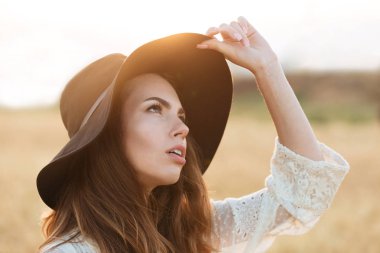 Alanını duran güzel genç kadın