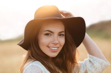 Güzel genç kadın alanında ayakta