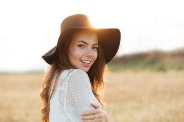 Güzel genç kadın alanında ayakta