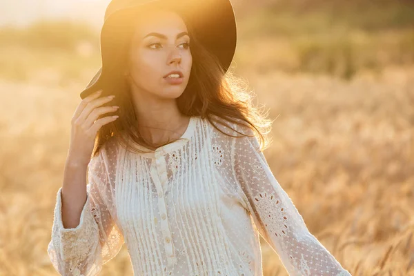 Linda jovem mulher de pé no campo — Fotografia de Stock