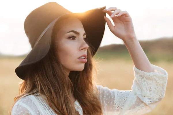 Splendida giovane donna in piedi sul campo — Foto Stock