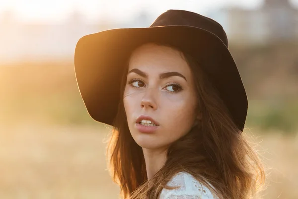 Wunderschöne junge Frau steht auf dem Feld — Stockfoto