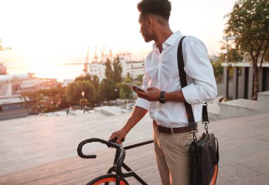 Afrika yakışıklı genç sabah erken sohbet