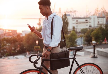 Afrika yakışıklı genç sabah erken sohbet