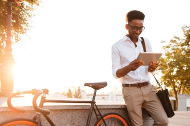 Mutlu genç Afrika adam bisiklet ile sabah erken