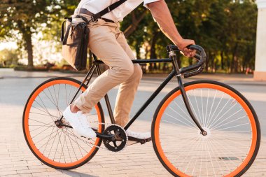 Yakışıklı genç Afrika adam bisiklet ile sabah erken