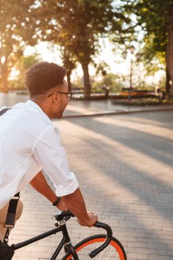 Genç Afrika adam Bisiklet yürüme ile sabah erken
