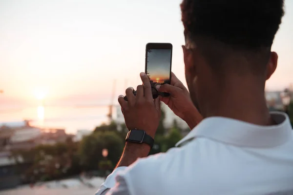 Hombre africano joven guapo temprano en la mañana — Foto de Stock