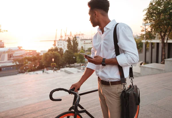 Afrika yakışıklı genç sabah erken sohbet