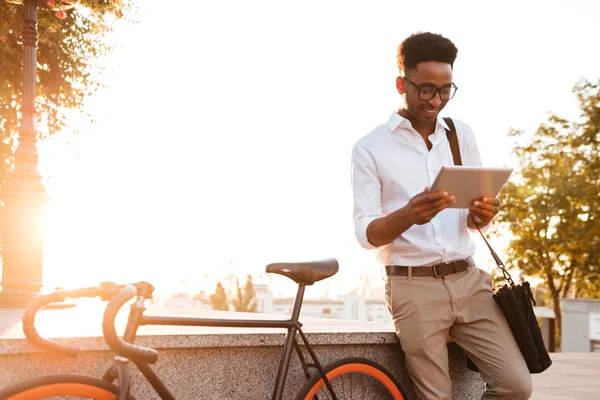 Mutlu genç Afrika adam bisiklet ile sabah erken