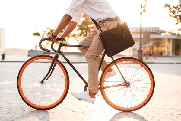 Bonito jovem africano de manhã cedo com bicicleta — Fotografia de Stock