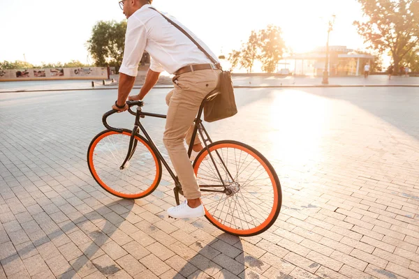 Bonito jovem africano de manhã cedo com bicicleta — Fotografia de Stock