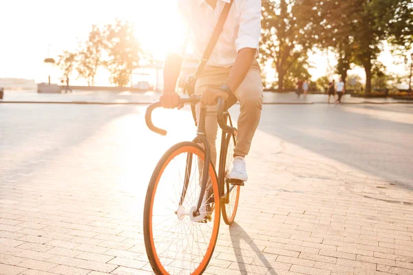 Bonito jovem africano de manhã cedo com bicicleta — Fotografia de Stock