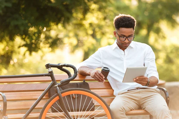 Afrika delikanlı tablet kahve içme kullanma konsantre.