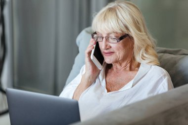 Dizüstü bilgisayar kullanan Olgun kadın