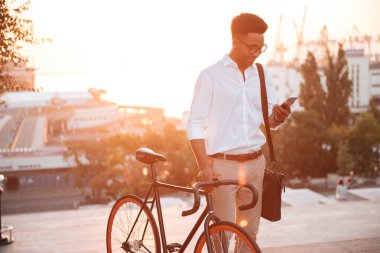 Afrika adam sabah erken ayakta Bisiklet yakınındaki