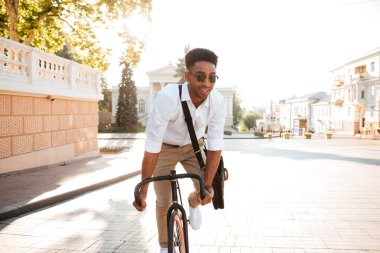 Afrika adam açık havada Bisiklet yürüme ile sabah erken