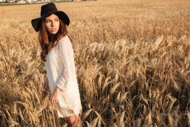 Alanını duran güzel genç kadın