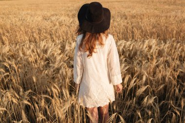 Alanında şaşırtıcı genç bayan. Bir kenara arıyorsunuz.