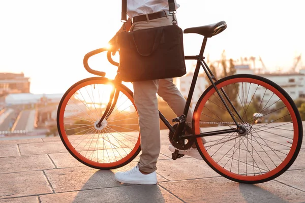 Genç Afrika adam sabah erken kırpılmış fotoğrafı