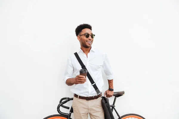 Kahve içme bisiklet ile Afrika adam. — Stok fotoğraf
