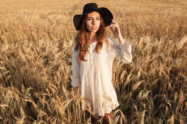 Linda jovem mulher de pé no campo — Fotografia de Stock