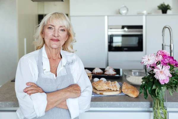 Gülümseyen Olgun kadın kolları ile ayakta katlanmış