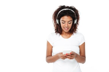 Afrika Bayan Beyaz arka plan üzerinde izole ayakta.