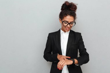 Genç Afrika gülümseyen iş kadını gri duvarın üzerinden