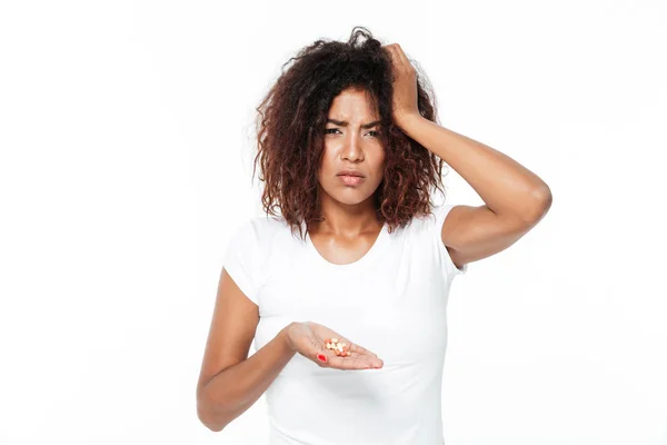 Triest jonge Afrikaanse dame houdt van pillen met hoofdpijn. — Stockfoto