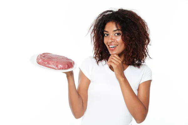 Mujer africana joven sosteniendo carne . —  Fotos de Stock