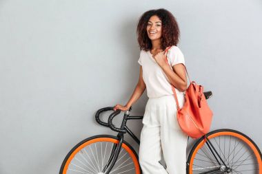 Bisiklet ve sırt çantası ile poz mutlu Afrikalı kadın