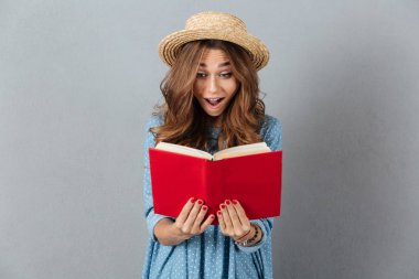 Bir kitap okuma şok genç güzel kadın. Bir kenara arıyorsunuz.