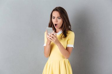 Cep telefonu ile ağız şok sürpriz kız açın