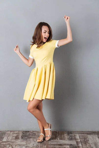 Full längd porträtt av en glad tjej i klänning Dans — Stockfoto
