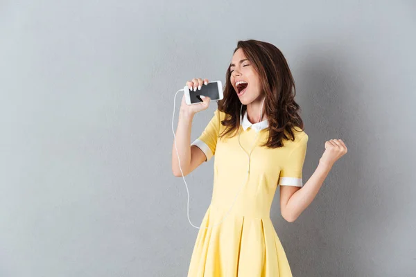 Positiva ragazza che ascolta musica con gli auricolari — Foto Stock