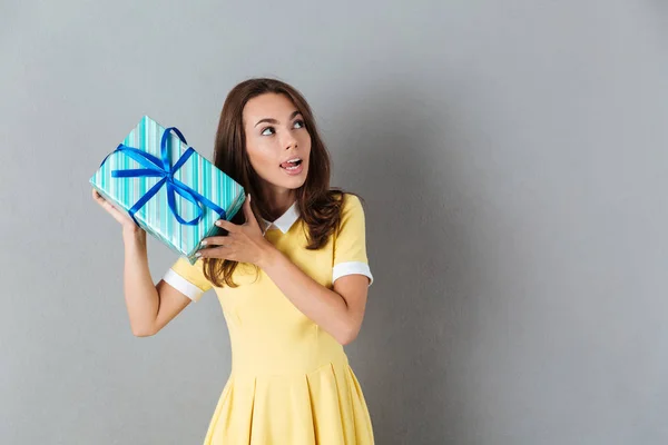 Geweldige Kaukasische jongedame holding cadeau — Stockfoto