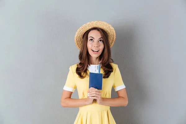 여권, 티켓 잡고 공상 행복 한 어린 소녀 — 스톡 사진