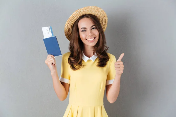 Bella ragazza felice in cappello in possesso di passaporto con i biglietti — Foto Stock