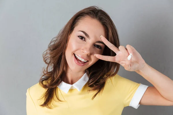 Close up portrait of a pretty girl showing peace gesture — Stock Photo, Image