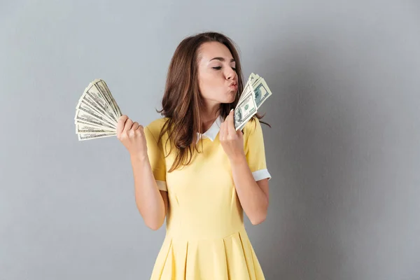 Bastante joven caucásica dama sosteniendo el dinero en las manos . — Foto de Stock