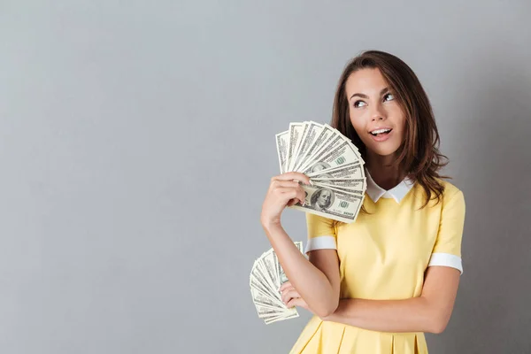 Fantastiska unga kaukasiska damen håller pengar i händer — Stockfoto