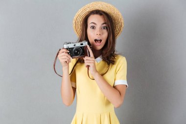 Vintage kamera tutarak şapkalı sürpriz güzel kız