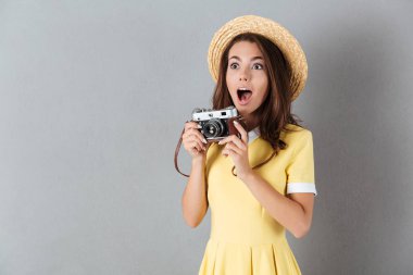 Vintage kamera tutarak şapkalı sürpriz güzel kız