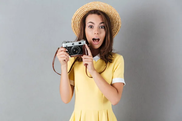 Sorprendido chica bonita en sombrero celebración de la cámara vintage —  Fotos de Stock