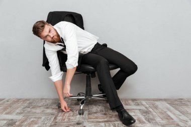 Ofis koltuğu dinlenme yorgun sarhoş işadamı