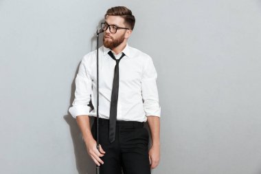 Dalgın sakallı adam gözlük ve iş kıyafetleri