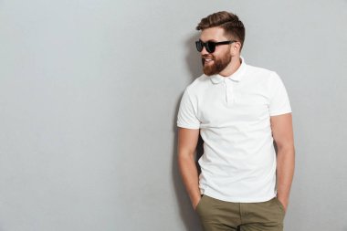 Gülümseyen adam studio poz güneş gözlüğü