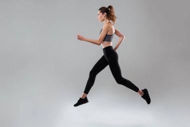 Yan görünümü tam uzunlukta çalışan genç bir sporcumuz portresi